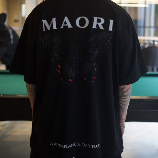 Polera MAORI Negra Butterfly Truth