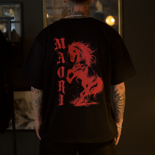 Polera MAORI Negra Crimson Horse