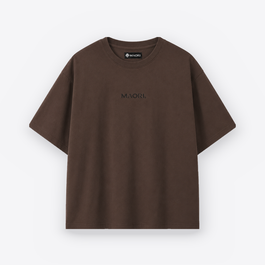 Polera basica chocolate vista frontal fondo gris claro sombra premium v16
