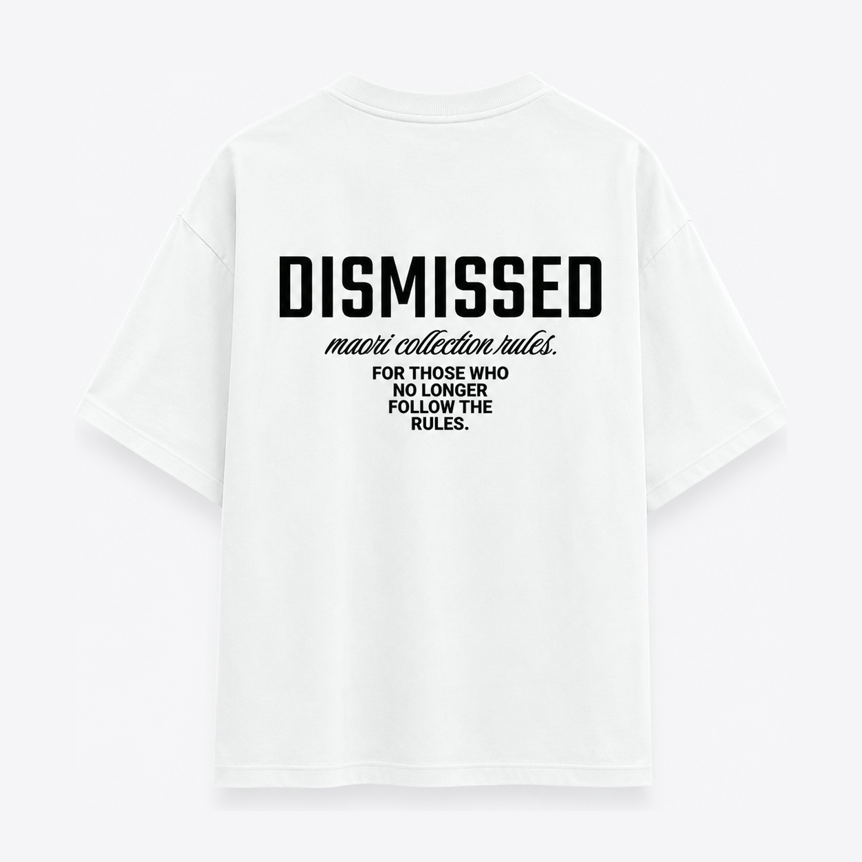 Polera Blanca Dismissed vista espalda fondo gris claro