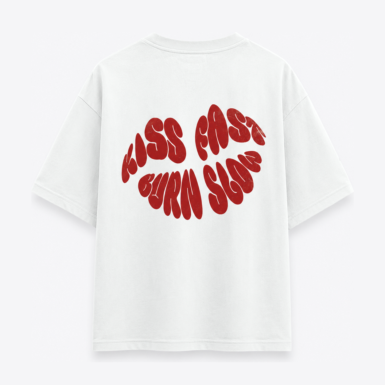 Polera Blanca Kiss Fast vista espalda fondo gris claro