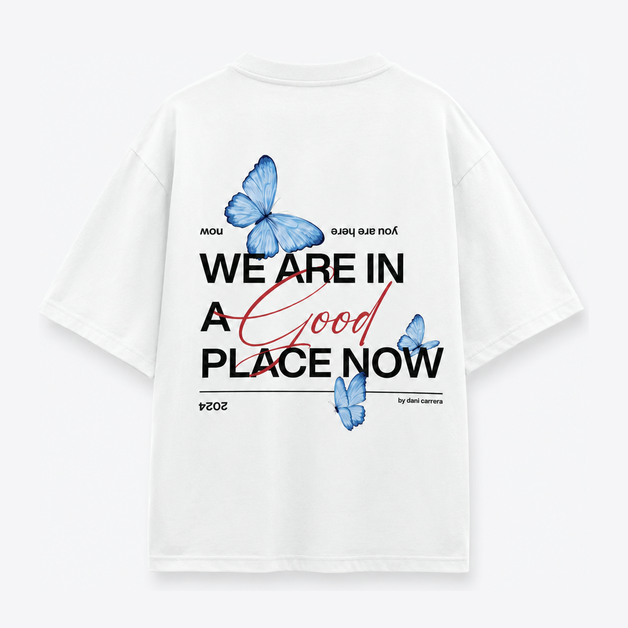 Polera Blanca Mariposas Celeste vista espalda fondo gris claro