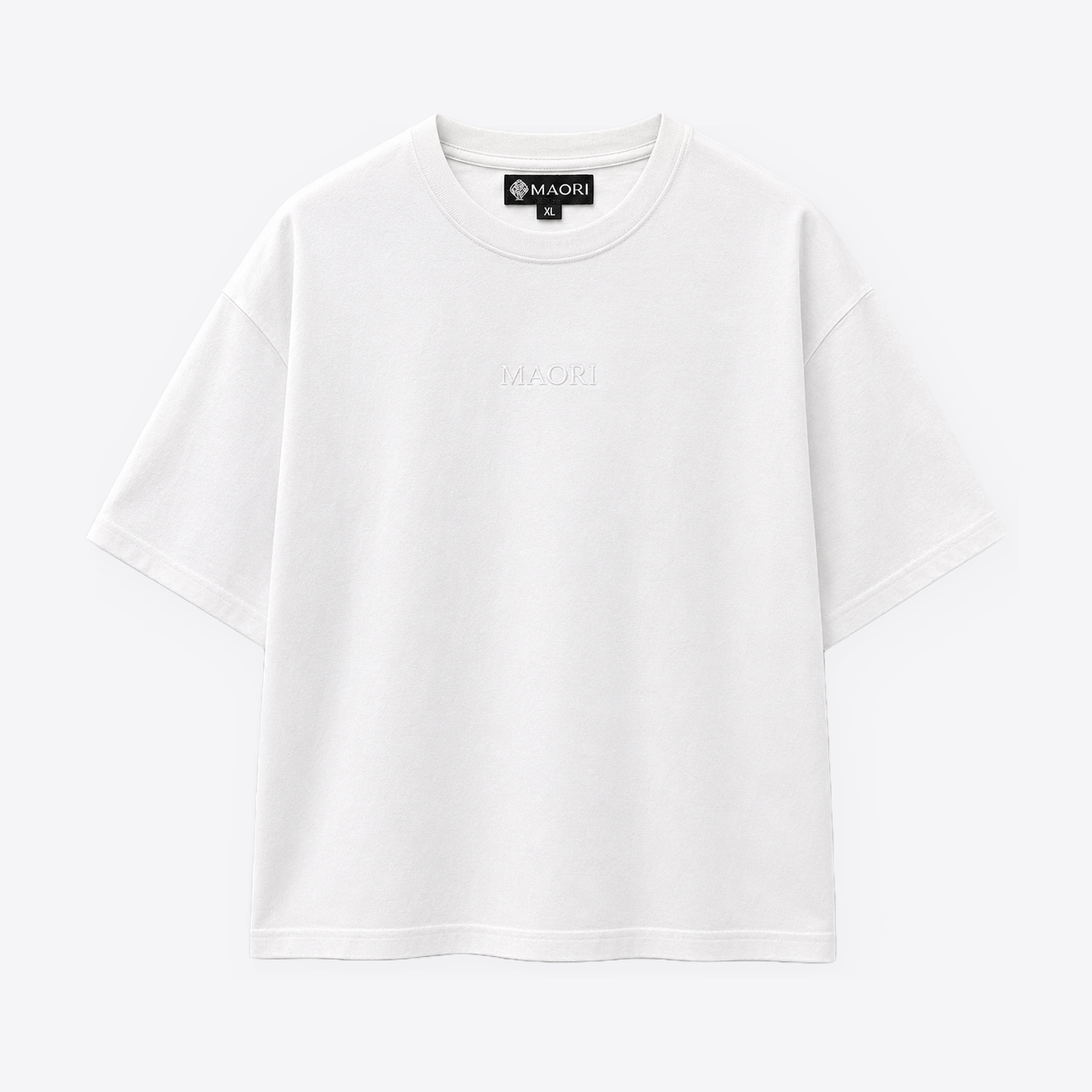 Polera Maori Essentials Blanca vista frontal fondo gris claro premium