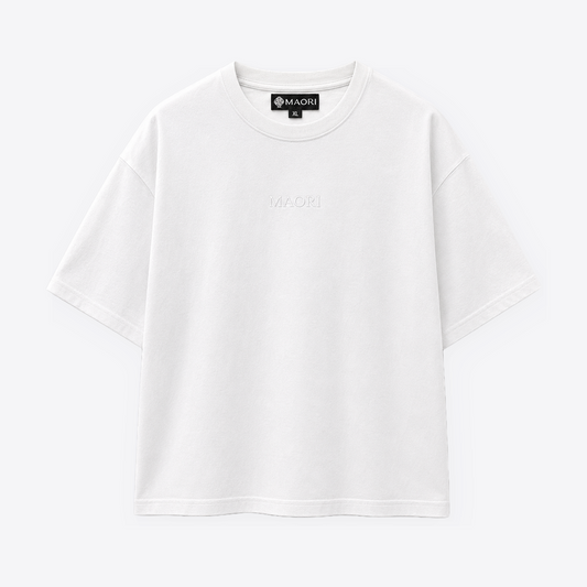 Polera Maori Essentials Blanca vista frontal fondo gris claro premium