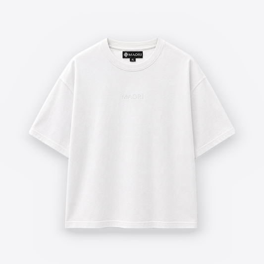 Polera Maori Essentials Blanca vista frontal fondo gris claro sombra premium v16