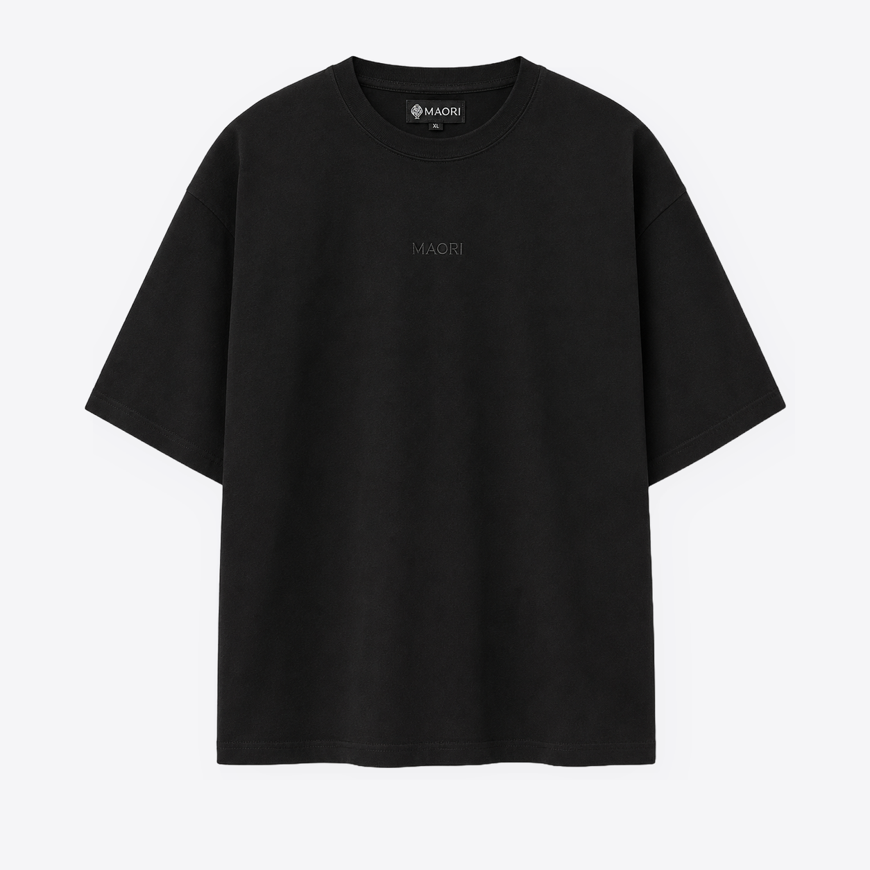 Polera Maori Essentials Negra vista frontal fondo gris claro premium